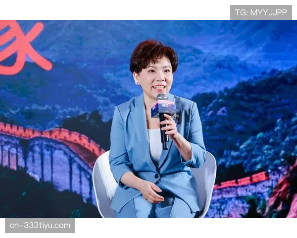 刷到邓亚萍两张图：领奖台冷若冰霜，家里笑成小孩，这反差也太爽了